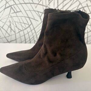 Unisa Brown Suede Ankle Bootie Kitten Heel Pointed Toe Zipper Accent Size 6.5